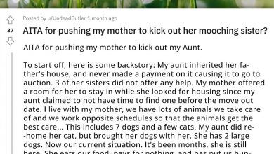 Photo of Redditor Gets Tired Of Supporting Her Mooching Aunt And Her Dogs, Gives Her Ultimatum