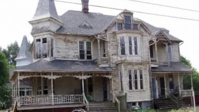 Photo of This house looked like it was about to fall into itself until one family stepped in