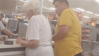 Photo of Father commits and act of generosity for this elderly woman at the grocery store