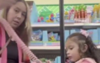 Photo of Mom causes heated debate by putting young daughter on leash at grocery store