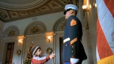Photo of Marine Guard Ignores Little Boy, Then People Notice What He Does With His Left Hand
