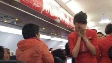 Photo of Flight attendant discovers concealed message in aircraft lavatory saying “I need help” – promptly contacts the police