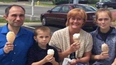 Photo of Stranger snaps photo of family eating ice cream together – days later receives text that changes everything