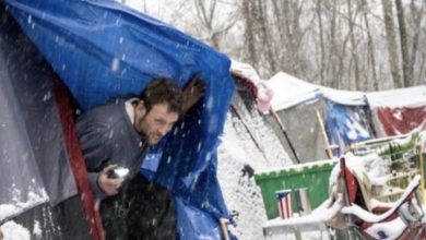 Photo of Dad of 3 Living in Tent Gives Last $2 to Stranger at Gas Station, Wakes Up Receiving an Offer He Can’t Turn Down.