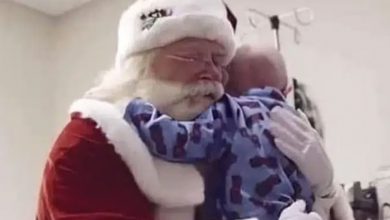 Photo of In the arms of Santa Claus, a cancer-stricken child passes away.