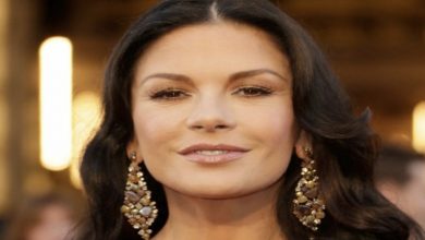 Photo of «How did Douglas let her wear this?»: No one could take their eyes off Zeta-Jones’s stunning look