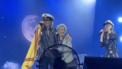 Photo of Rod Stewart Sings ‘Sailing’ To His Older Sister Live On Stage
