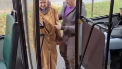 Photo of The old lady tried to get on the bus, but the passengers did not allow her. The bus driver taught a lesson to all the passengers