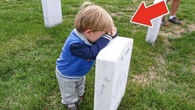 Photo of Boy Cries At His Mom’s Grave Saying “Take Me With You” And Then Something Incredible Happened..