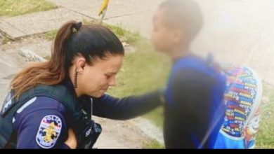 Photo of Boy stops police officer on his way to school and asks her to pray with him