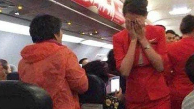 Photo of Flight attendant suspicious of young girl and elderly man, only to find 3-word note in bathroom after take off