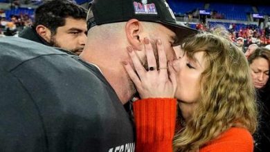 Photo of Taylor Swift’s Red Lip Was Shockingly Kiss-Proof with Travis Kelce at AFC Championship— How? A PEOPLE Investigation