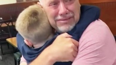 Photo of Grandpa begins to sob in the middle of a restaurant because of a heartbreaking reason