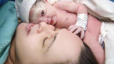 Photo of American photographer skillfully captures the true beauty of the birth journey through a collection of captivating photos of newborns, making everyone emotional