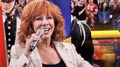 Photo of Tears flow as Reba McEntire sings the US National Anthem during Super Bowl