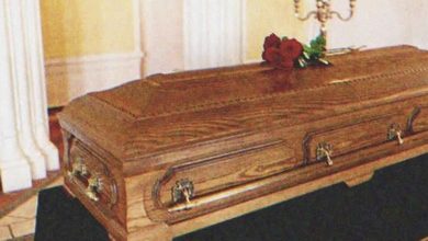 Photo of At Funeral, Man Lays Late Friend’s Phone on Coffin, Then Widow Gets Call from Deceased’s Number