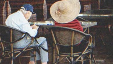Photo of Elderly Couple Divorces after 53 Years of Marriage, Later Man Sees Ex-wife Dating in Cafe