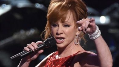 Photo of Reba McEntire requests that we pray