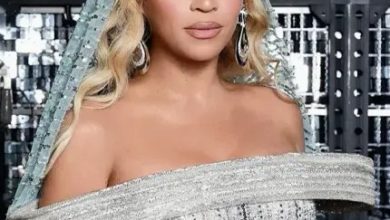 Photo of Beyoncé’s mother calls those who think her daughter is „lightening her skin“ and „wanting to be white“ racist.