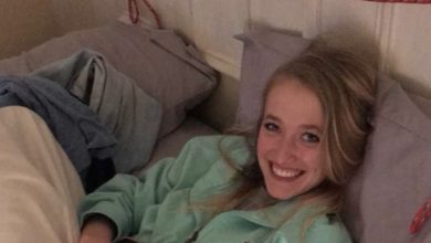 Photo of Guy Texts Photo Of Girlfriend To His Mom, Doesn’t See ‘Tiny’ Detail On Bed