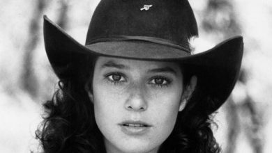 Photo of Debra Winger, whose performances in the 1980s will live on in our hearts, is magnificent at 67 years old.