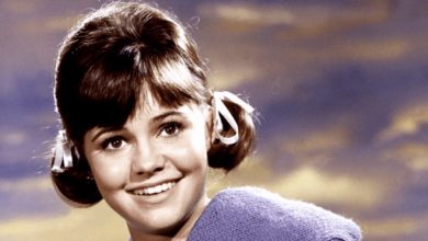 Photo of After deciding to age naturally, Sally Field, 76, who was formerly called “ugly,” found joy in becoming a grandmother to 5 children and living in an Ocean-View House.
