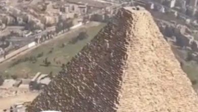 Photo of Man paragliding over the Great Pyramid of Giza captures aerial footage of what’s written on top