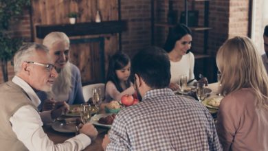 Photo of Woman introduces new boyfriend to parents, horrified when meeting becomes family reunion