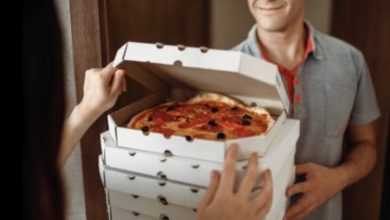 Photo of Delivery Man Left a Note on My Pizza Box — It Ended Up Saving Me from a Catastrophic Engagement