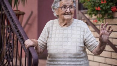 Photo of Family Baffled by Elderly Neighbor’s Constant Arguments Until Husband Mistakenly Walks Into Her House