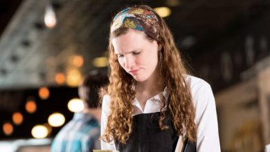 Photo of A waitress forced me to kneel in the restaurant — her unexpected reason brought me to tears