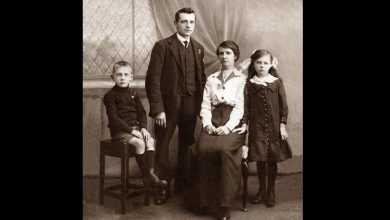 Photo of Child Cries Whenever He Sees an Old Family Picture Until His Mother Takes a Closer Look