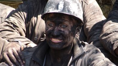 Photo of Daughter Embarrassed by ‘Dirty’ Coal Miner Father Breaks Down as He Speaks at Her Graduation