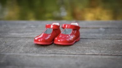 Photo of Struggling Mother Purchases Baby Shoes at a Flea Market, Fits Them on Her Child, and Hears Crackling Sounds from Within