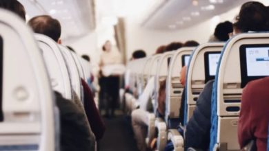 Photo of Poor Old Lady Rejected in Business Class Until a Photo of a Little Boy Falls from Her Handbag