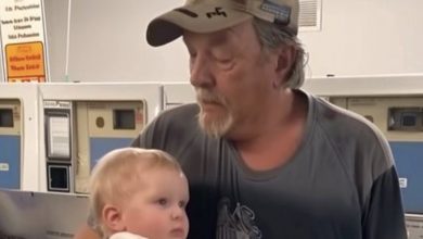 Photo of A Stranger Volunteered to Hold My Grandson at the Laundromat — His Next Action Left Me Breathless