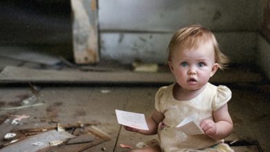 Photo of My New Neighbors Invited Me to Their Home, Only to Discover an Abandoned Child with a Sorrowful Note