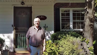 Photo of A Lonely Elderly Man Faces Pressure from the Bank to Sell His Home, but Discovers an Unlikely Ally