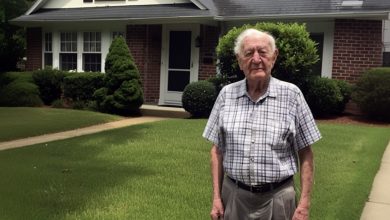 Photo of A Lonely Elderly Man Faces Pressure from the Bank to Sell His Home, but Discovers an Unlikely Ally