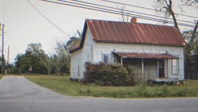 Photo of Neighbor Ridicules Impoverished Woman for Unkempt Appearance of Her Home, Apologizes Once She Steps Inside