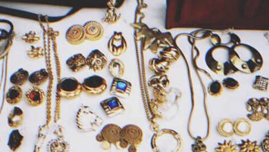 Photo of Elderly Woman Spots Her Late Mother’s Pendant at a Flea Market, Then Suddenly Hears, ‘I’ll Pay Twice the Asking Price’