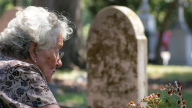 Photo of An elderly woman left her son’s favorite pastry at his grave, and when she returned, she found a note that said ‘Thank You’