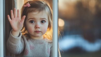 Photo of The little girl across the street waved at me daily, both day and night — when I finally went to check her house, what I discovered left me speechless