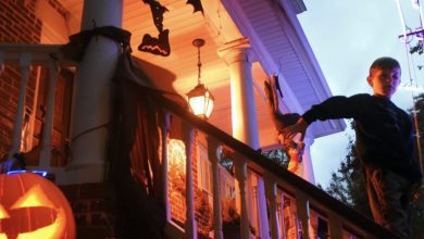 Photo of A boy decorates a lonely elderly woman’s house for Halloween to show her that the holiday is worth celebrating