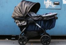 Photo of I noticed a wealthy woman abandon a baby stroller near a dumpster — my life completely changed once I decided to open it