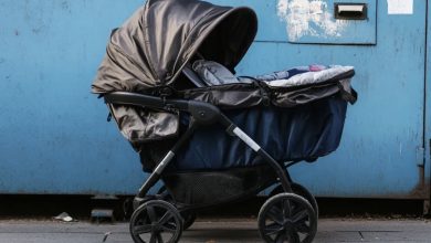 Photo of I noticed a wealthy woman abandon a baby stroller near a dumpster — my life completely changed once I decided to open it