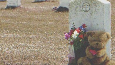 Photo of Each day after her 21-year-old son’s passing, a grieving mother discovers baby toys placed on his grave