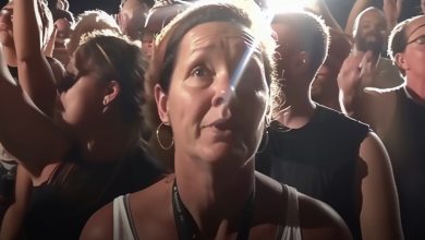 Photo of A woman wins a concert ticket on the radio and unexpectedly spots the man she’s been searching for months