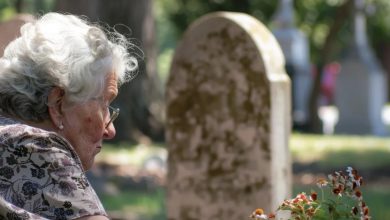 Photo of An Elderly Woman Left Her Son’s Favorite Pastry at His Grave, Only to Return and Find a Note Saying ‘Thank You’