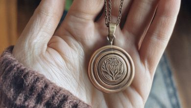 Photo of After Her Husband Passes, a Widow Receives a Simple Pendant, While a Stranger Inherits His Property